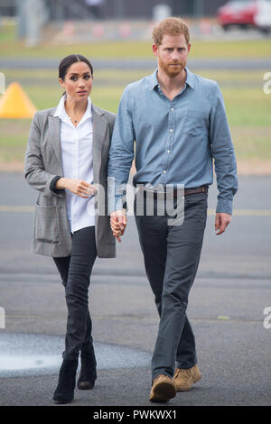 Der Herzog und die Herzogin von Sussex nehmen an der Benennung und Enthüllung der neuen Royal Flying Doctor Service Flugzeuge in Dubbo City Regionaler Flughafen, in Coffs Harbour, New South Wales, am zweiten Tag der königlichen Paar Besuch in Australien. Stockfoto