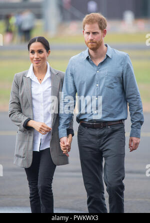 Der Herzog und die Herzogin von Sussex nehmen an der Benennung und Enthüllung der neuen Royal Flying Doctor Service Flugzeuge in Dubbo City Regionaler Flughafen, in Coffs Harbour, New South Wales, am zweiten Tag der königlichen Paar Besuch in Australien. Stockfoto