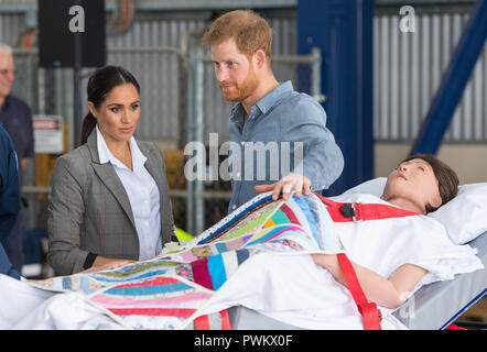 Der Herzog und die Herzogin von Sussex Blick auf eine ärztliche Ausbildung Hilfe für eine schwangere Patienten zu simulieren, wie sie die Bezeichnung und die Enthüllung eines neuen Royal Flying Doctor Service Flugzeuge in Dubbo City Regionaler Flughafen, in Coffs Harbour, New South Wales, am zweiten Tag der königlichen Paar Besuch in Australien teilnehmen. Stockfoto