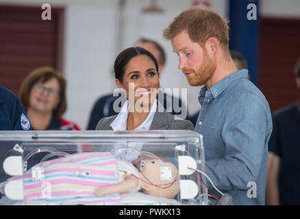 Der Herzog und die Herzogin von Sussex Blick auf eine ärztliche Ausbildung Hilfe, ein Baby in einem Inkubator zu simulieren, wie sie die Bezeichnung und die Enthüllung eines neuen Royal Flying Doctor Service Flugzeuge in Dubbo City Regionaler Flughafen, in Coffs Harbour, New South Wales, am zweiten Tag der königlichen Paar Besuch in Australien teilnehmen. Stockfoto