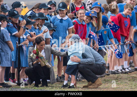 Bild NEU MIT ZUSÄTZLICHEN BESCHRIFTUNG INFORMATIONEN Der Herzog von Sussex Umarmungen Luke Vincent, 5 übertragen, wie er und die Herzogin von Sussex in Dubbo City Regionaler Flughafen, in Coffs Harbour, New South Wales, am zweiten Tag der königlichen Paar Besuch in Australien ankommen. Stockfoto