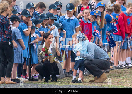 Bild NEU MIT ZUSÄTZLICHEN BESCHRIFTUNG INFORMATIONEN Der Herzog von Sussex Umarmungen Luke Vincent, 5 übertragen, wie er und die Herzogin von Sussex in Dubbo City Regionaler Flughafen, in Coffs Harbour, New South Wales, am zweiten Tag der königlichen Paar Besuch in Australien ankommen. Stockfoto