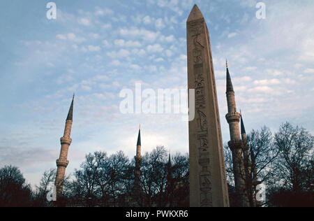 Ägyptische Obelisk und die Minarette der Blauen Moschee, Istanbul, Türkei Stockfoto