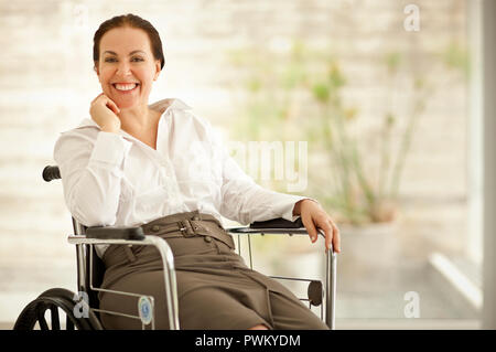 Portrait der älteren Frau im Rollstuhl. Stockfoto