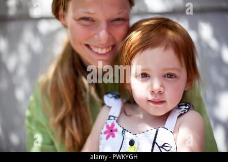 Junges Mädchen mit ihrer kleinen Schwester. Stockfoto