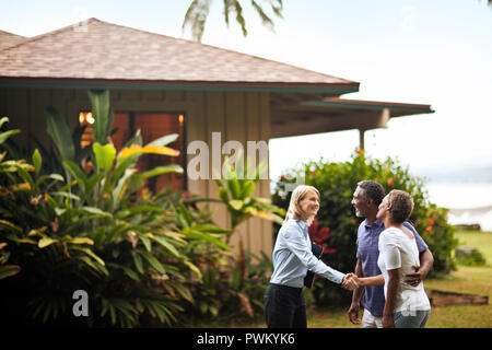 Glückliches Paar Hände schütteln mit dem Real estate agent. Stockfoto