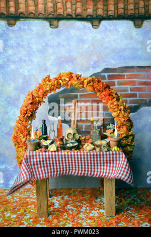 Traditionelle mexikanische Tag der Toten Altar mit Pan de Muerto und Kerzen Stockfoto