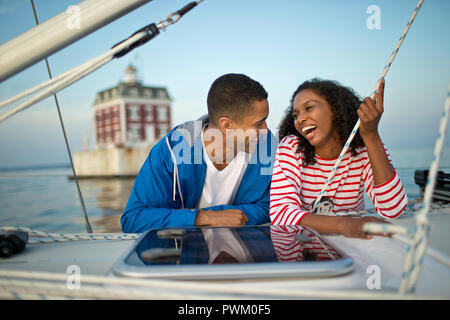 Lächelnde junge Paar heraus hängen auf einem Boot. Stockfoto