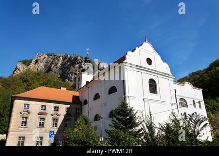 Benediktinerkloster in Saint John unter der Klippe, Svatý Jan pod Skalou, Beroun, Mittelböhmen, Tschechien, sonnigen Sommertag Stockfoto