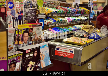 Kasse mit Förderband hinter der Zeitschriften und Süßigkeiten im Supermarkt für Impuls verkaufen, USA Stockfoto