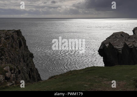 Schöne Muster auf dem Meer erstellt durch starke Winde bis treten vor einer herannahenden Sturm an der Küste von South Ronaldsay, Orkney, in der Nähe der Isbister. Stockfoto