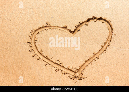 Herzsymbol auf dem Meer Sand geschrieben Stockfoto