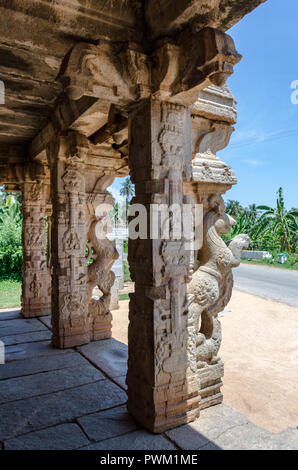 Schnitzereien von Yali, ein Fabelwesen aus der hinduistischen Mythologie, Löwe, Pferd und Elefant am Eingang Chandykeshwara Tempel. Stockfoto