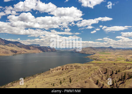 Blick über Kamloops Lake im Juli, auf der Suche nach Kamloops, Kamloops Hoodoos sind in der Mitte der Masse, Thompson - Okanagan, British Columbia, Kanada Stockfoto