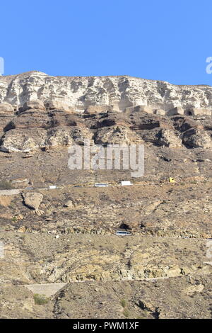Griechenland, der Insel Santorini. Hoch über dem Hafen sind die vulkanischen Felsformationen der Caldera Stockfoto