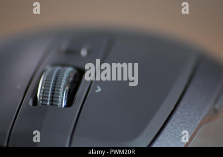 Kabellose Maus mit omnidirektionaler Scrollrad und Seitentasten auf einem Tisch isoliert Stockfoto