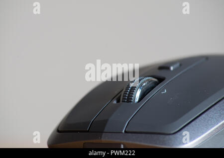 Kabellose Maus mit omnidirektionaler Scrollrad und Seitentasten auf einem Tisch isoliert Stockfoto