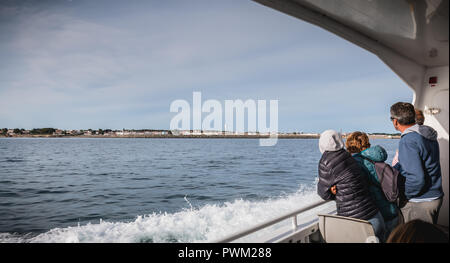 Ile d Yeu, Frankreich - September 16, 2018: Blick auf die Brücke von der Fähre in den Hafen der Insel von Yeu, wo Reisende sitzen zu admir Stockfoto
