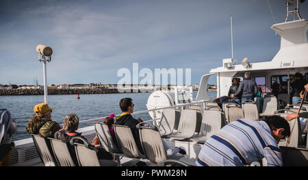 Ile d Yeu, Frankreich - September 16, 2018: Blick auf die Brücke von der Fähre in den Hafen der Insel von Yeu, wo Reisende sitzen zu admir Stockfoto