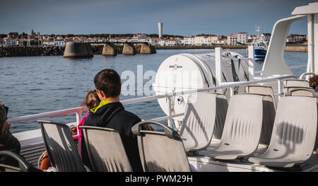 Ile d Yeu, Frankreich - September 16, 2018: Blick auf die Brücke von der Fähre in den Hafen der Insel von Yeu, wo Reisende sitzen zu admir Stockfoto