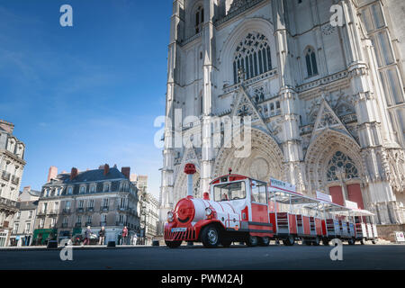 Nantes, Frankreich - 29. September 2018: kleiner touristischer Zug vor den Vorplatz der Kathedrale Saint Pierre in Nantes geparkt auf einem Sommertag Stockfoto