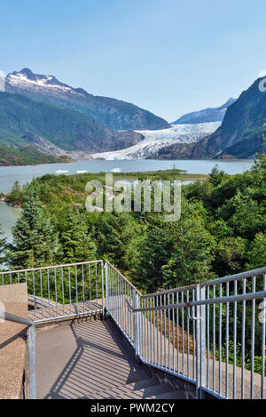 Draufsicht auf Mendenhall Gletscher und Mendenhall Lake von Visitor Centre, Mendenhall Valley, Alaska, USA Stockfoto