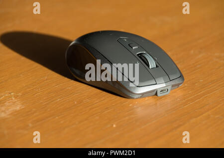Kabellose Maus mit omnidirektionaler Scrollrad und Seitentasten auf einem Tisch isoliert Stockfoto