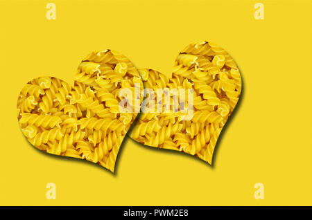 Zwei Herzen mit Pasta auf gelben Hintergrund, Nahaufnahme, full frame Stockfoto