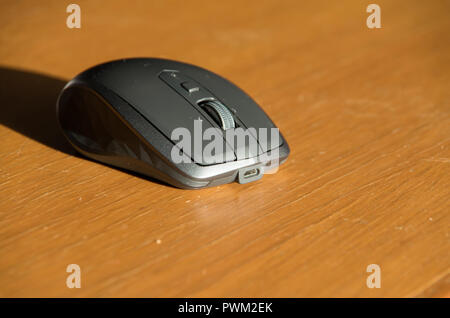 Kabellose Maus mit omnidirektionaler Scrollrad und Seitentasten auf einem Tisch isoliert Stockfoto