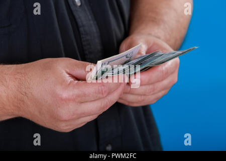 Hand erzählen Dollar. Der Mann zählt das Geld. Neue 100-Dollar-Scheine Stockfoto