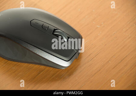 Kabellose Maus mit omnidirektionaler Scrollrad und Seitentasten auf einem Tisch isoliert Stockfoto
