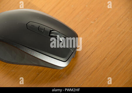 Kabellose Maus mit omnidirektionaler Scrollrad und Seitentasten auf einem Tisch isoliert Stockfoto
