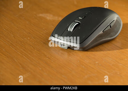 Kabellose Maus mit omnidirektionaler Scrollrad und Seitentasten auf einem Tisch isoliert Stockfoto