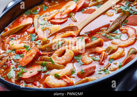 Leckere Gumbos mit Garnelen, Okra und Wurst in eine Schüssel, close-up Stockfoto