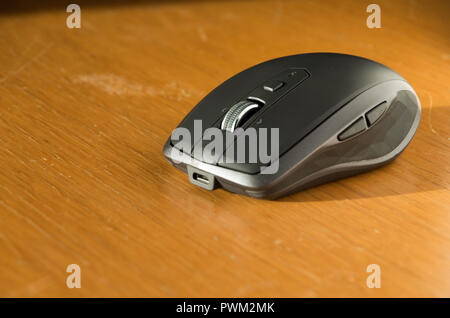 Kabellose Maus mit omnidirektionaler Scrollrad und Seitentasten auf einem Tisch isoliert Stockfoto