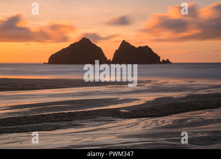 Sonnenuntergang über Carters Rocks Off Holywell Bay in North Cornwall Stockfoto