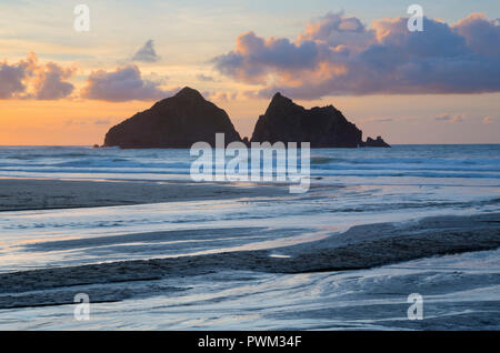 Carters Felsen bei Sonnenuntergang von Holywell Bay in North Cornwall Stockfoto