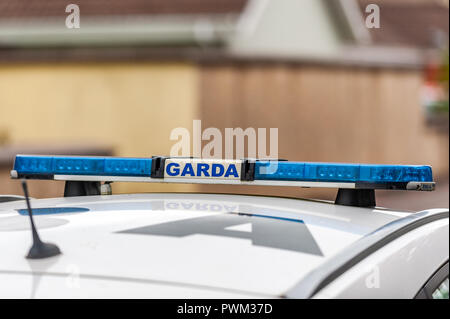 Gardasee (irische Polizei) auf einem Streifenwagen in Irland. Stockfoto