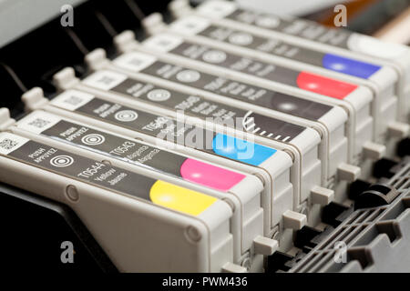 Color Inkjet Drucker und Tintenpatronen, Nahaufnahme - USA Stockfoto