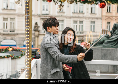 Prag, Dezember 25, 2017: jungen asiatischen Paar unter selfie im Gedächtnis von Prag in der Tschechischen Republik während der Weihnachtsferien. Stockfoto