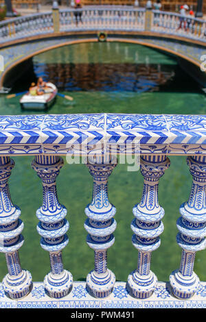 Farbige Keramik Details an der Plaza de Espana, Sevilla, Andalusien, Spanien. Baluster Stockfoto