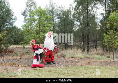 Weihnachtsmann Weihnachten Dekoration an der Vorderseite von einem ländlichen Anwesen in NSW Australien. Stockfoto