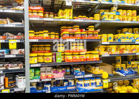 Gläser australische Vegemite und andere brot und toast Spreads in den Regalen der Supermärkte. Stockfoto