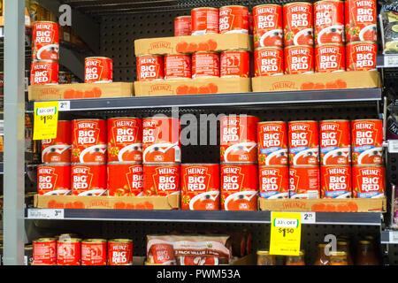 Dosen von Heinz Big Red Tomato Soup auf Woolworths Regale im Supermarkt, Tamworth NSW Australien. Stockfoto