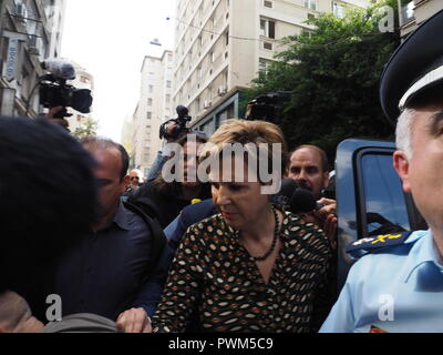 Athen, Griechenland. 16 Okt, 2018. OLYMPUS DIGITALKAMERA griechische Polizisten vor einer Polizeistation in Omonoia Square zeigen nach einem Angriff am Montag von Jugendlichen mit molotow Cocktails. Credit: George Panagakis/Pacific Press/Alamy leben Nachrichten Stockfoto