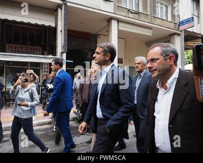 Athen, Griechenland. 16 Okt, 2018. Präsident der Neuen Demokratie Kyriakos Mitsotakis kommt an der Polizeistation. Griechische Polizisten vor einer Polizeistation in Omonoia Square zeigen nach einem Angriff am Montag von Jugendlichen mit molotow Cocktails. Credit: George Panagakis/Pacific Press/Alamy leben Nachrichten Stockfoto