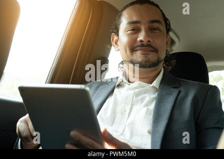 Im Nahen und Mittleren Osten Geschäftsmann in einem Auto Pkw Stockfoto