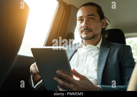 Im Nahen und Mittleren Osten Geschäftsmann in einem Auto Pkw Stockfoto