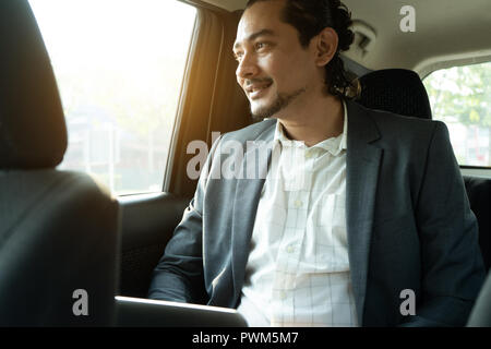 Im Nahen und Mittleren Osten Geschäftsmann in einem Auto Pkw Stockfoto