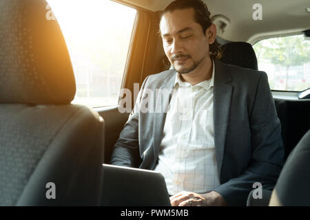 Im Nahen und Mittleren Osten Geschäftsmann in einem Auto Pkw Stockfoto